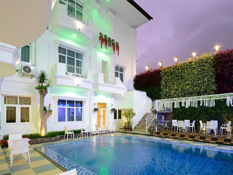 Sahira Butik Pakuan Syariah Hotel Богор Экстерьер фото